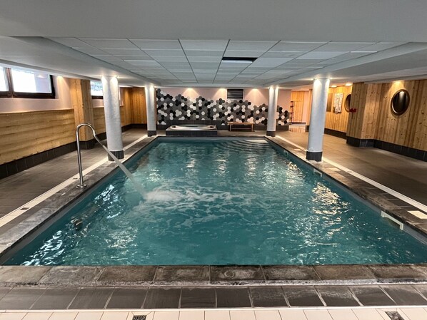 Inomhuspool och uppvärmd pool