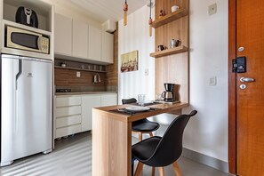 Standard Studio (563357) | Private kitchen | Fridge, microwave, cookware/dishes/utensils - OZPED Flats Particulares Park Studios (Guará)