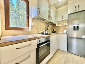 經典公寓, 陽台, 花園景觀 | 私人廚房 | 電冰箱、烤箱、爐台、鍋具/餐盤/廚房用品