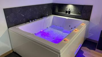 Whirlpool, Haartrockner, Handtücher, Seife