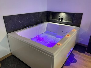 按摩浴缸、吹风机、毛巾、肥皂