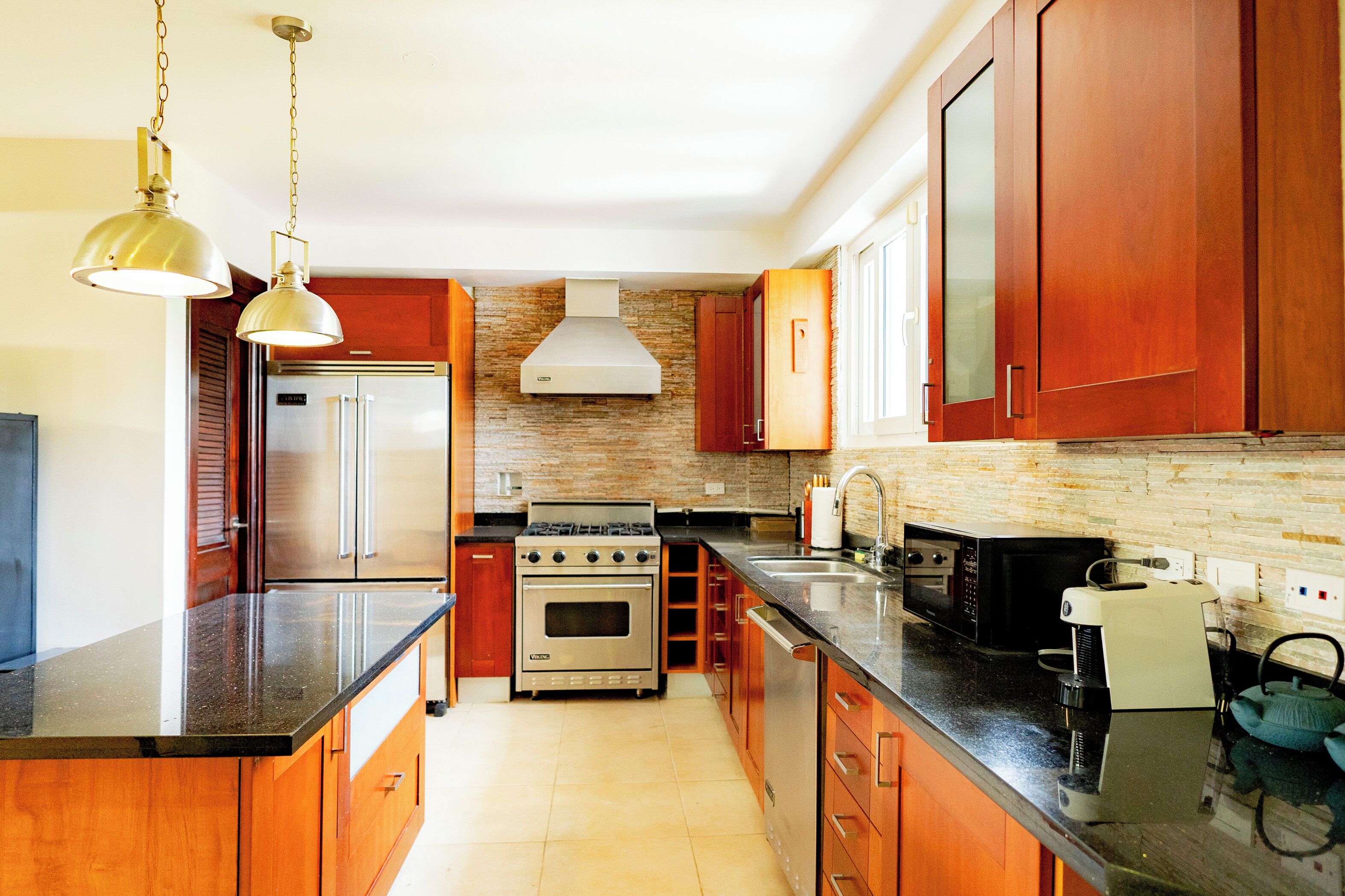 Jääkaappi, uuni, liesi, kahvin-/teenkeitin