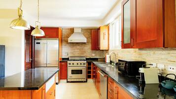 Fridge, oven, stovetop, coffee/tea maker