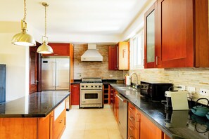 Kühlschrank, Ofen, Herdplatte, Wasserkocher mit Kaffee-/Teezubehör