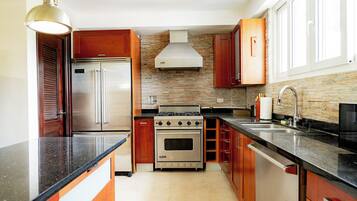 Fridge, oven, stovetop, coffee/tea maker
