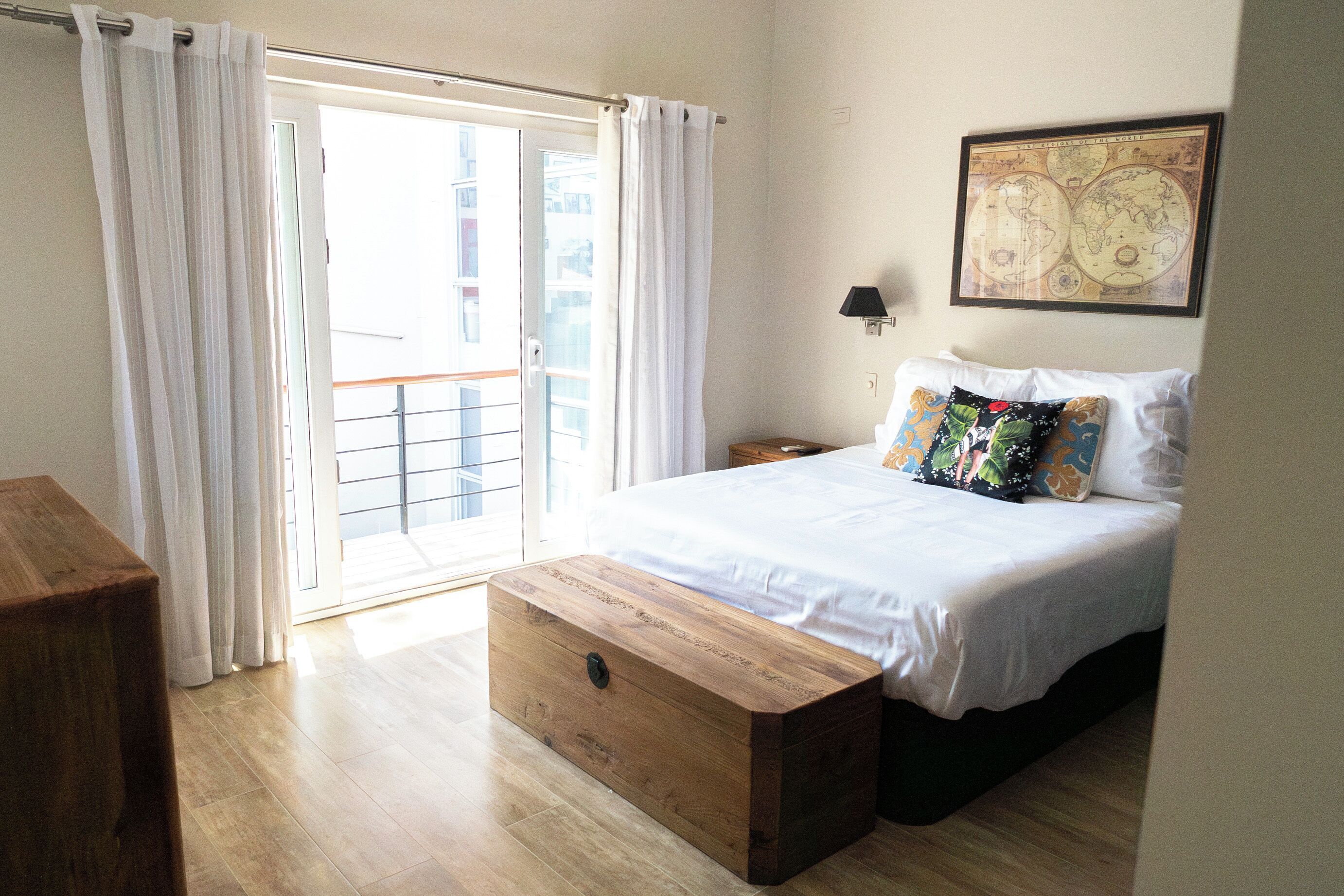 3 makuuhuonetta, työpöytä