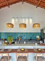 Shared fridge, oven, blender, cookware/dishes/utensils