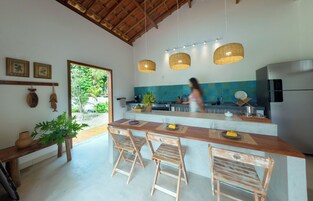 Shared fridge, oven, blender, cookware/dishes/utensils