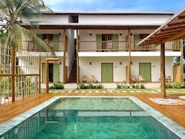 Una piscina al aire libre