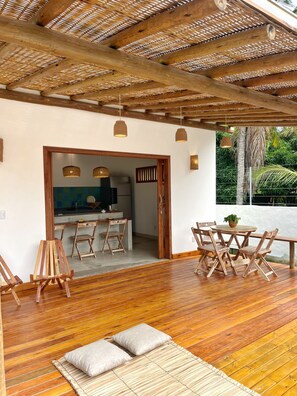 Nevera en la zona común, horno, licuadora y utensilios de cocina