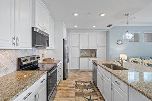 Kjøleskap, mikrobølgeovn, ovn og kokeplater