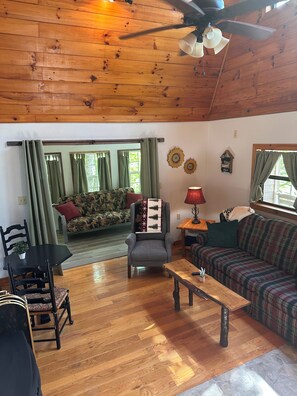 TV - Godin's Get A Way,  Creekside cabin, Relax in Murphy, NC.  Close to everywhere! (Murphy)
