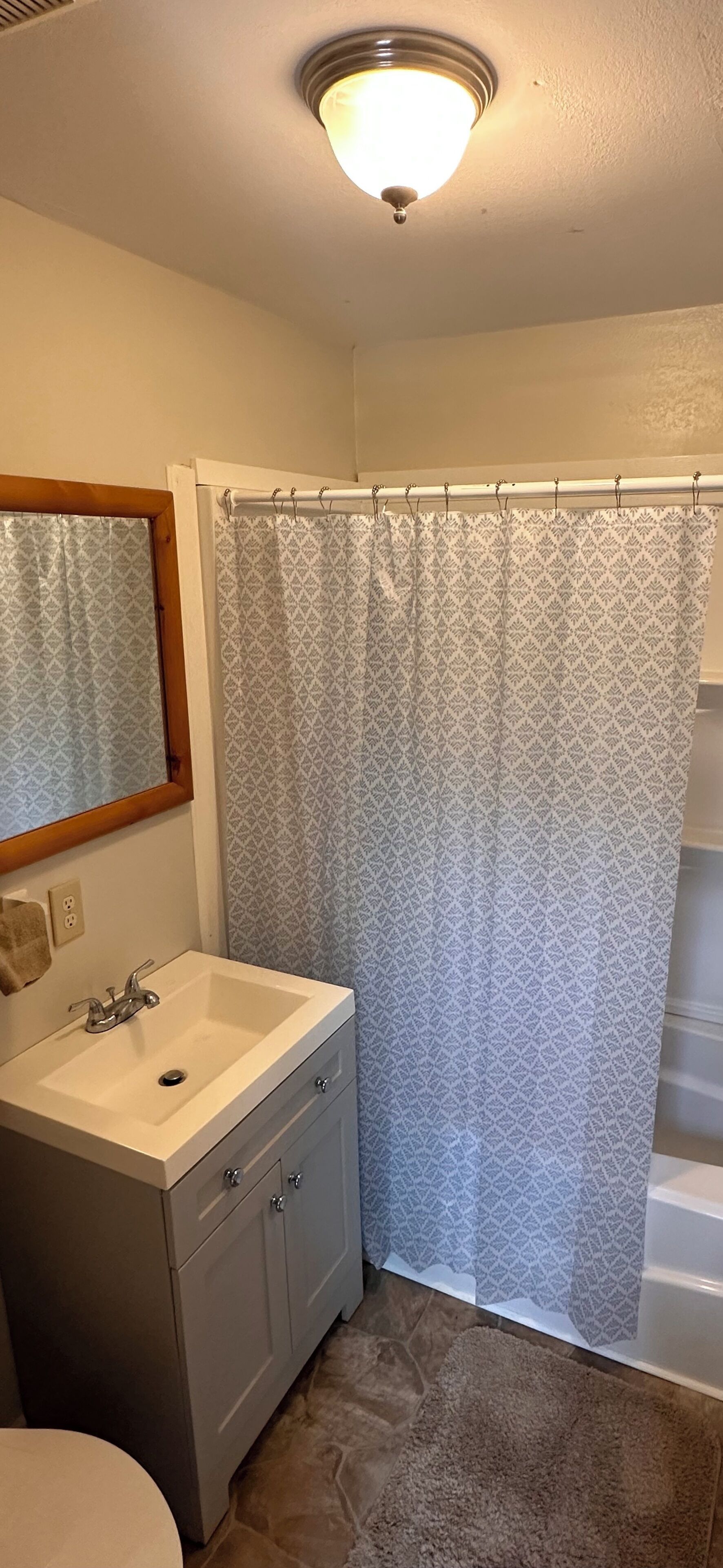 Sèche-cheveux, serviettes fournies, savon, shampoing