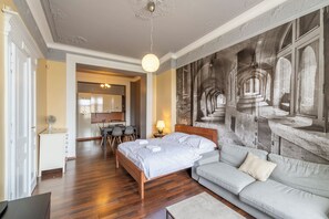 Apartament superior | Sala d'estar | Televisor intel·ligent de 125 cm amb canals per satèl·lit