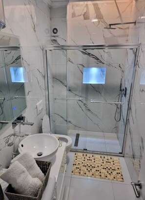 Hair dryer, towels, soap, toilet paper - New refurbished apartment in a luxury complex  (Durrës)