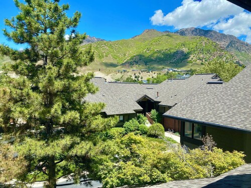 New Listing at the Prestigious Canyon Racquet Club Condos!  