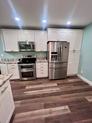 冷蔵庫、電子レンジ、オーブン、コンロ