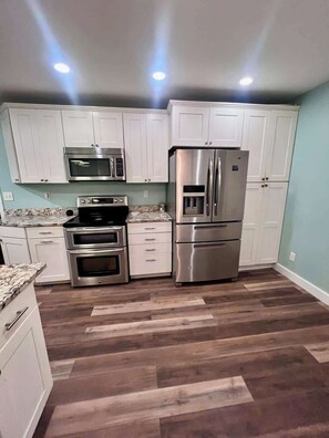 Refrigerador, microondas, horno y parrilla de estufa 