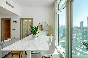2 bedrooms - Chic 2BR w Dubai Marina Views (Dubai)