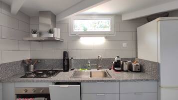 Réfrigérateur, micro-ondes, four, plaque de cuisson