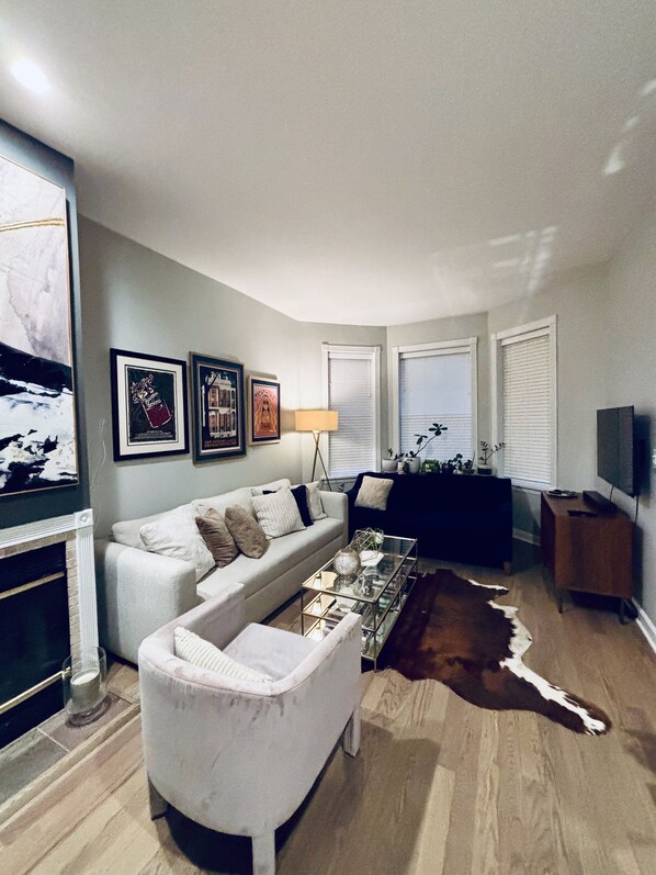 Smart TV - West Town Wonder (Chicago)