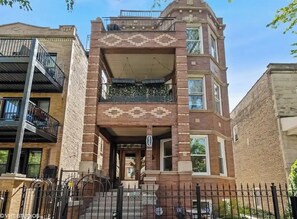 Exterior - West Town Wonder (Chicago)