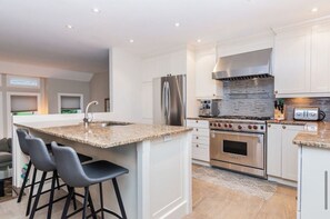 Microwave, oven, stovetop, dishwasher - House with 3 floors and pool. Very cozy and chalet like. Near golf course. (Montreal)