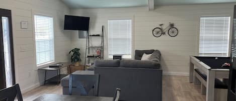 Een smart-tv en videogames