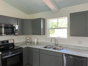 雪櫃、微波爐、焗爐、爐具