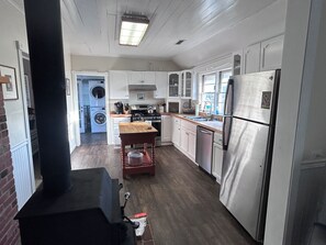 Fridge, microwave, oven, stovetop - Cozy cottage in Hatteras Village. Convenient to shopping, restaurants and beach. (Hatteras)