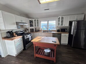 Fridge, microwave, oven, stovetop - Cozy cottage in Hatteras Village. Convenient to shopping, restaurants and beach. (Hatteras)