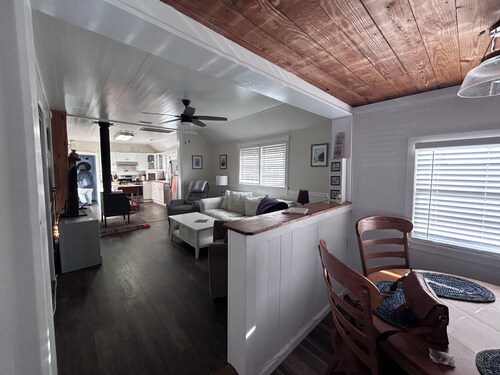 Cozy cottage in Hatteras Village. Convenient to shopping, restaurants and beach.