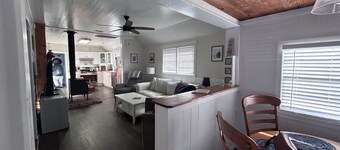 Cozy cottage in Hatteras Village. Convenient to shopping, restaurants and beach.