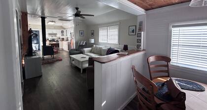 Cozy cottage in Hatteras Village. Convenient to shopping, restaurants and beach.
