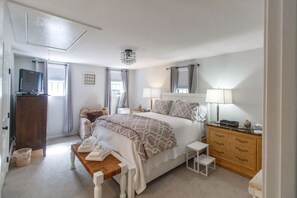 2 habitaciones, escritorio y tabla de planchar con plancha 