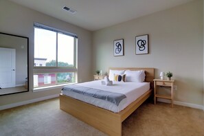 Apartemen Deluks, 2 kamar tidur, balkon, pemandangan kota | 2 kamar tidur, tirai kedap cahaya, kedap suara, dan setrika/meja setrika