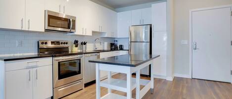 デラックス アパートメント 2 ベッドルーム バルコニー シティビュー | 専用キッチン | コーヒー / ティーメーカー、ダイニングテーブル