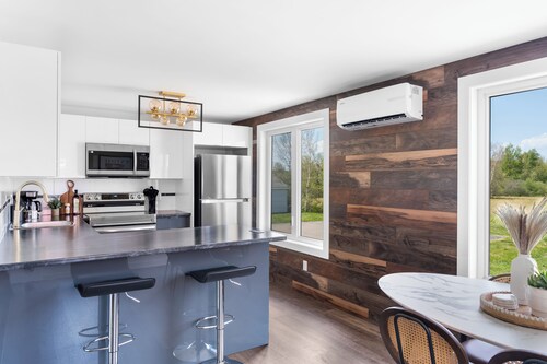 Dieppe Charm Suites, 3 BDRM, Close to Local Market