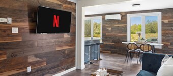 Dieppe Charm Suites, 3 BDRM, Close to Local Market