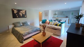 1 dormitorio, tabla de planchar con plancha, wifi y ropa de cama