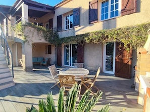 Outdoor dining - LES Terrasses DU Pilon (Le Revest-les-Eaux)