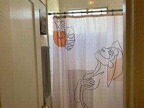 SĂšche-cheveux, serviettes fournies, savon, papier toilette
