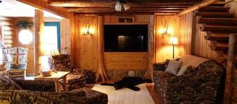 Log Cabin near Mackinaw, Mullet & Burt Lake!