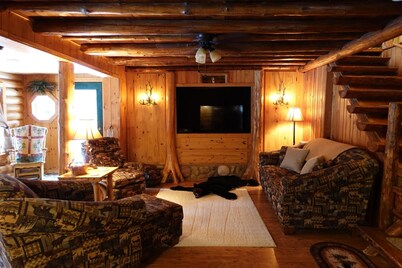 Log Cabin near Mackinaw, Mullet & Burt Lake!