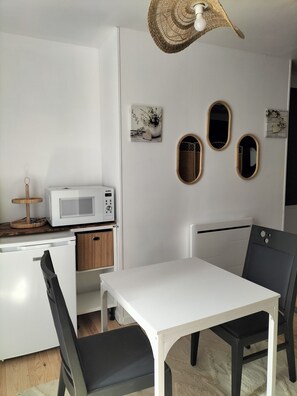 Dining - Quiet guest room for 2 people (Chenay)