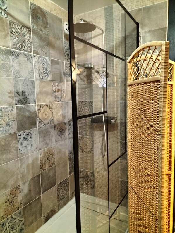 Regadera, toallas, jabón, shampoo