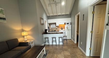 Comfy Beach Condo 2BD 1BA with Parking