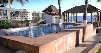Casa Mister Ken pie de playa Los Cocos
