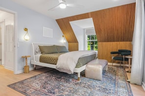 3 habitaciones, escritorio y tabla de planchar con plancha 