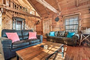 Smart TV, fireplace - Cozy Cabin w/ 2 King Beds, Fireplace, Hot Tub, Foosball, Arcade and BBQ! (Sevierville)